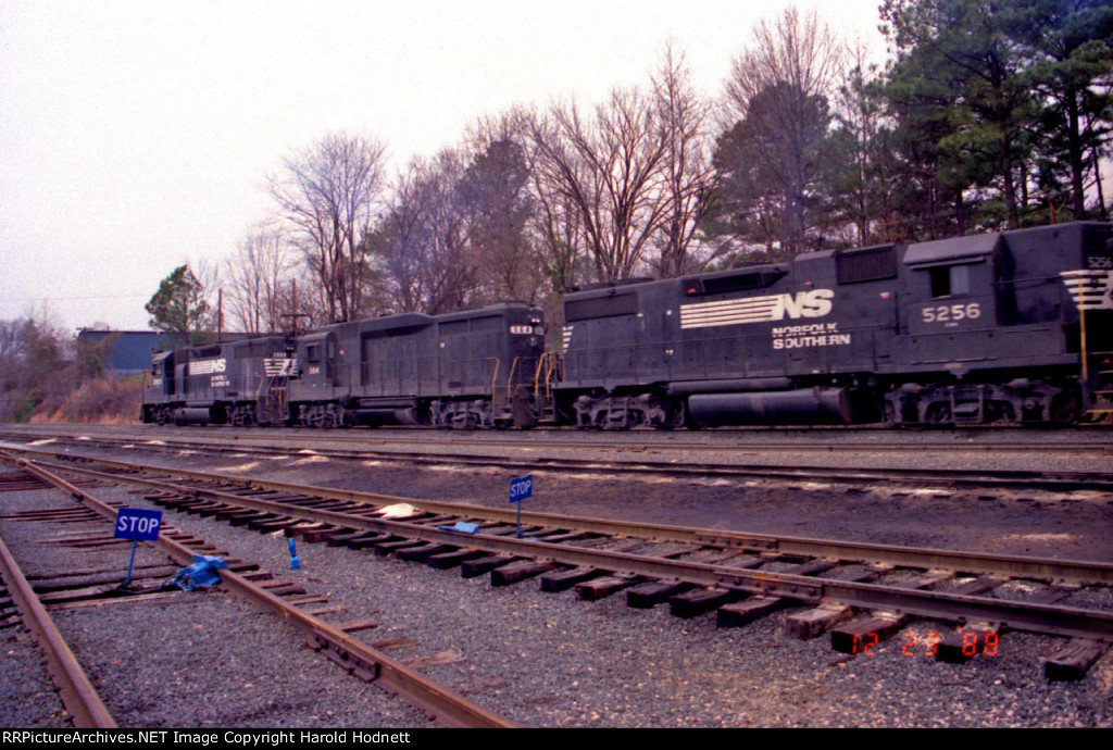 NS 2800 leads two other locos working the yard